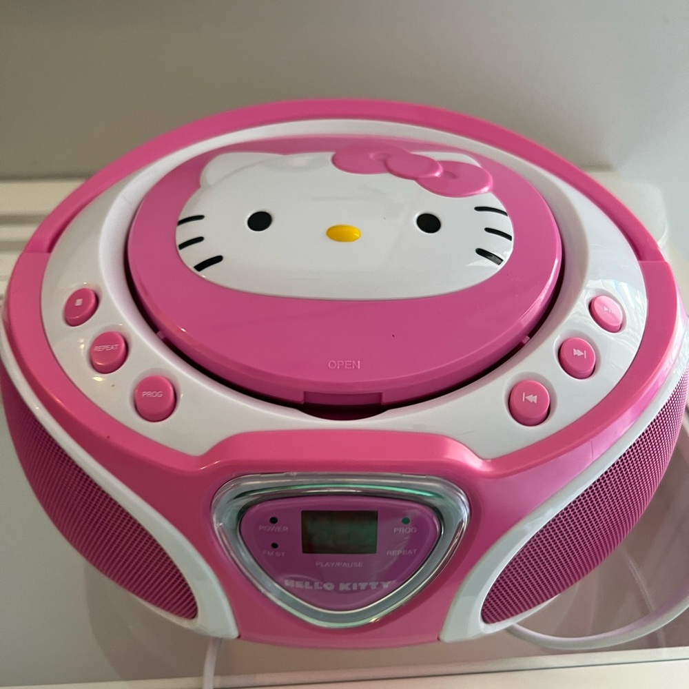 HELLO KITTY BOOMBOX GLOW CD PLAYER
AM/FM